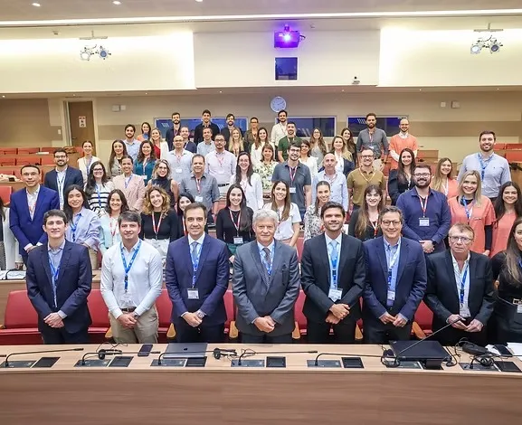 Foto oficial da turma e dos professores no auditório
