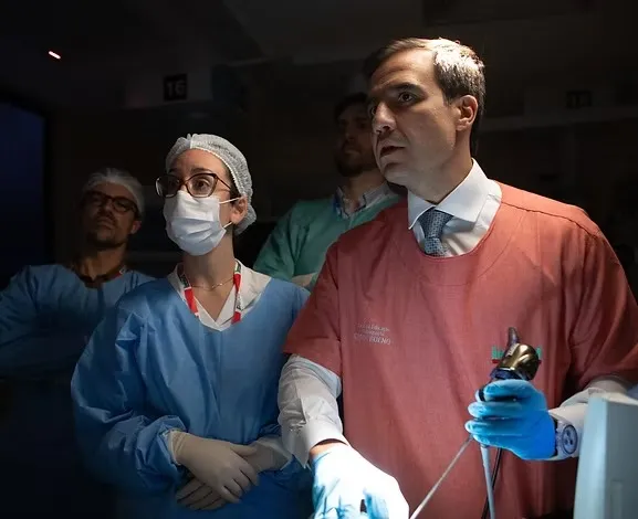 Dr. Leonardo Balsalobre demonstra a técnica com o endoscópio para alunos do curso