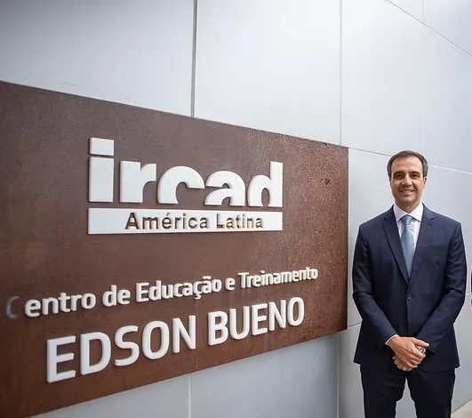 Dr. Leonardo Balsalobre em frente à placa do IRCAD América Latina