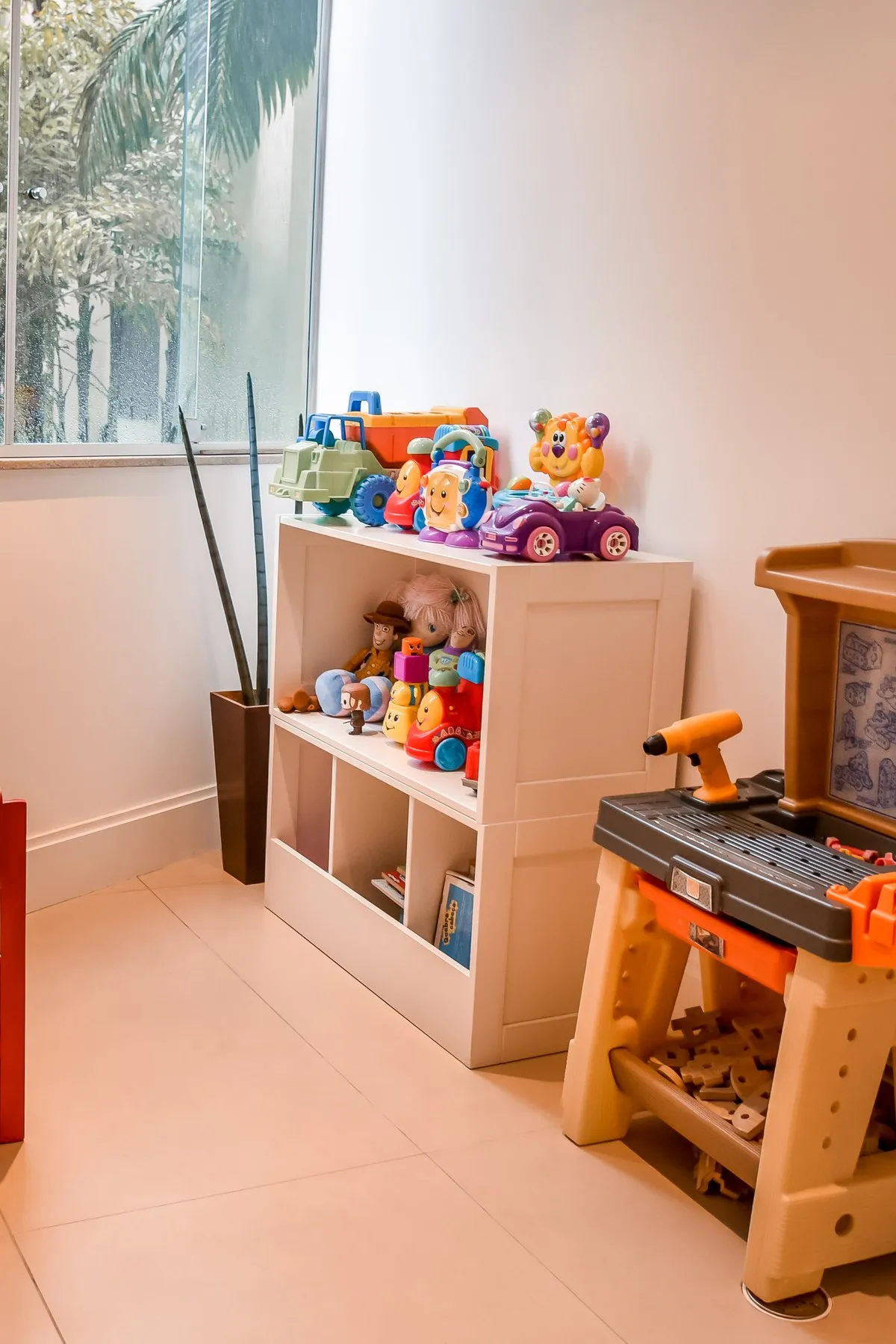 Espaço kids com brinquedos, livros e mesinha