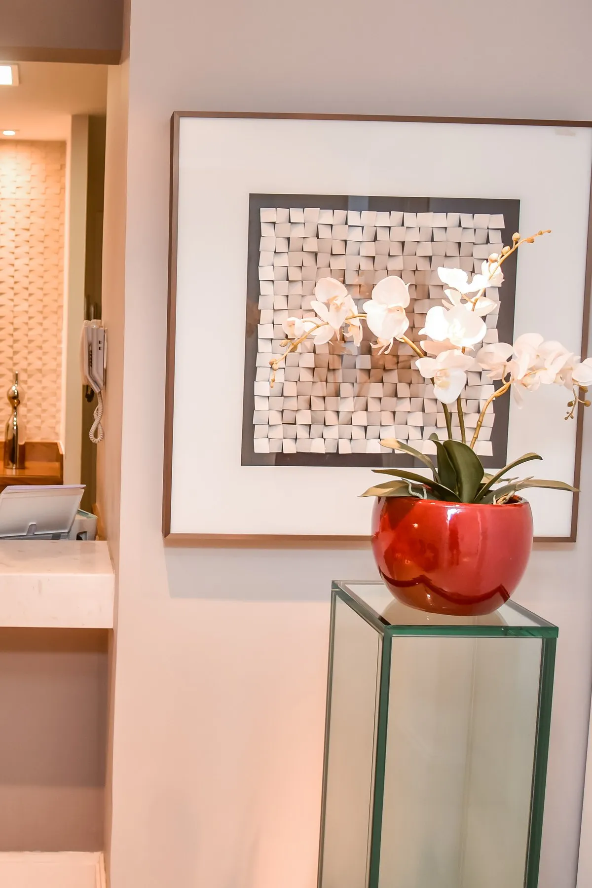 Recepção com quadro e orquídeas brancas