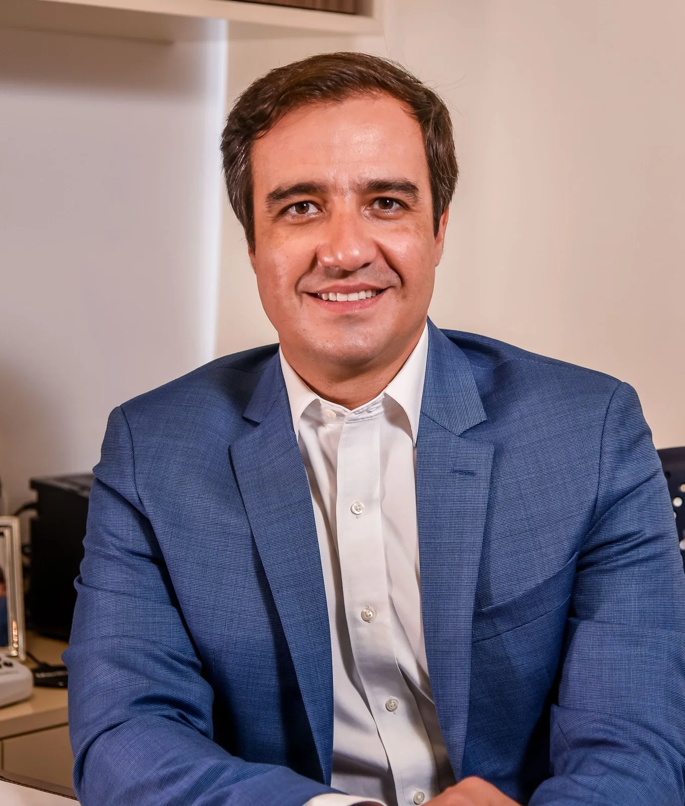 Retrato do Prof. Dr. Leonardo Balsalobre, de blazer azul, em seu consultório